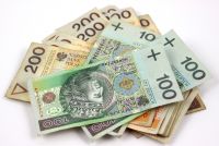 banknoty o nominałach sto i dwieście złotych