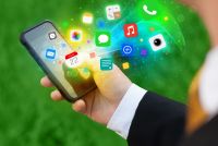 Dłoń trzymająca smartfon