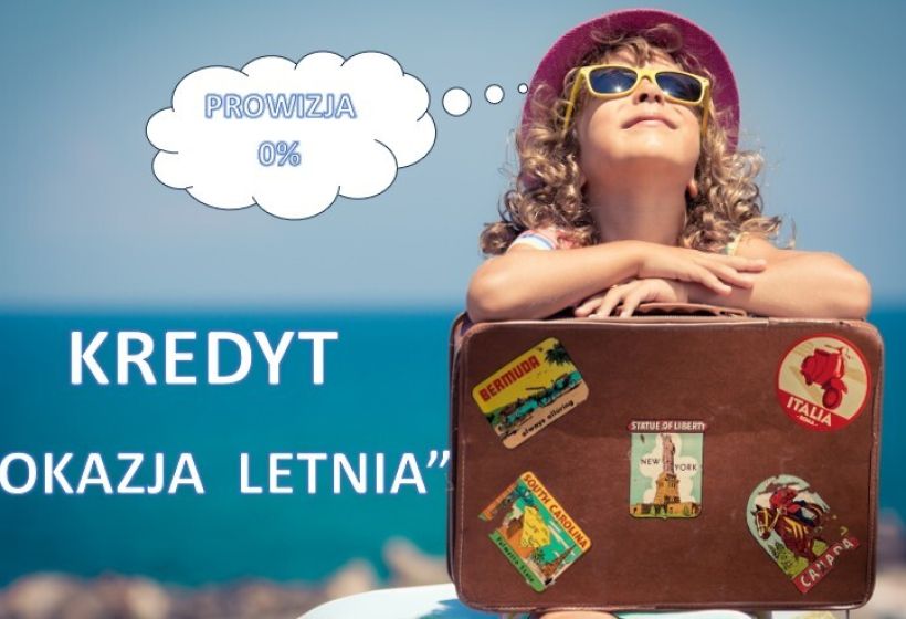 na niebieskim morskim tle widać siedzące zadowolone dziecko w okularach przeciwsłonecznych, opierające ręce na podróżnej...