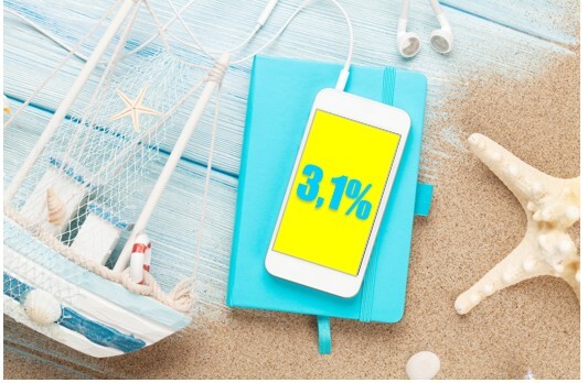 morskie atrybuty takie jak żaglówka, rozgwiazda, piasek morski, na środku turkusowy notatnik a na nim smartfon, na ekranie...