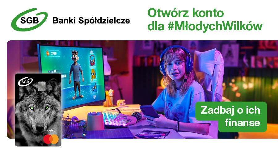 uśmiechnięta młoda dziewczyna ze słuchawkami na uszach w jednej ręce trzyma smartfona drugą ma na klawiaturze przed nia...