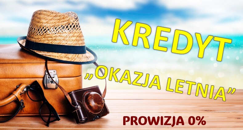 walizka aparat okulary na drewnianym blacie w tle niebo i może napis: kredyt okazja letnia prowizja 0%